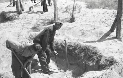Piet Kuijt, con gorra y apoyado en una pala, trabaja en una exhumación. NIOD