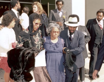 Alberta Cooper, en el centro, durante el funeral de su hijo Marvin Gaye en Hollywood, California, en 1984.