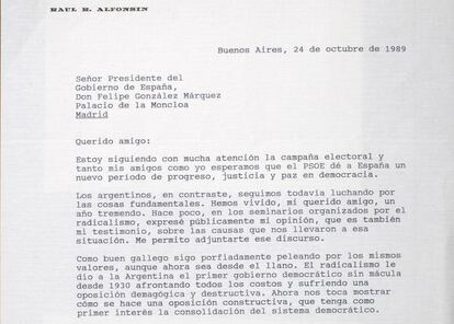 Raúl Alfonsín, en la oposición, hablaba a González de cómo desprestigiaban a "sus colaboradores más íntimos".