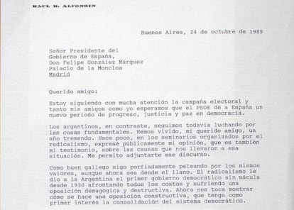 Raúl Alfonsín, en la oposición, hablaba a González de cómo desprestigiaban a "sus colaboradores más íntimos".