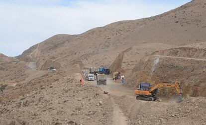 Construcción de los caminos de acceso a la mina.