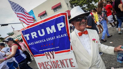 Migrante cubano muestra su apoyo a Trump en Miami, Florida.