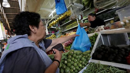 Una mujer hace la compra en Ciudad de México.