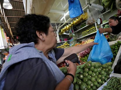 Una mujer hace la compra en Ciudad de México.