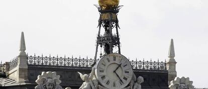 Reloj situado en la fachada del Banco de España