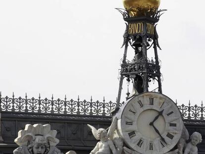 Reloj situado en la fachada del Banco de España