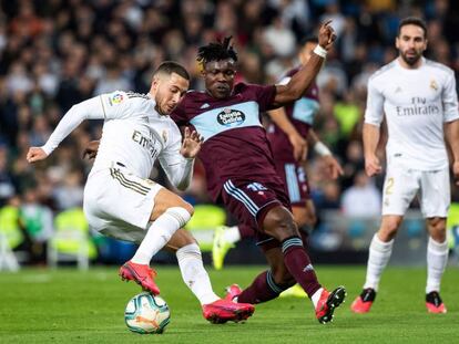 Hazard trata de marchars de Aidoo en el duelo del Bernabéu.