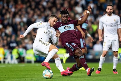 Hazard trata de marchars de Aidoo en el duelo del Bernabéu.