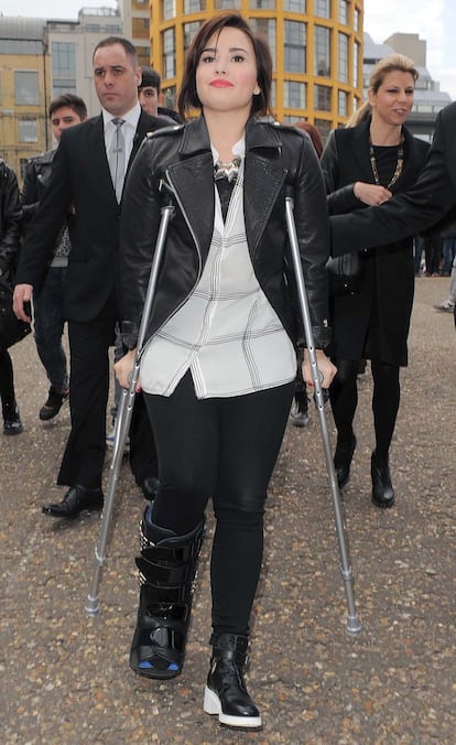 Demi Lovato no quiso perderse la semana de la moda de Londres del pasado mes de febrero. Eso sí, tuvo que acudir con una bota ortopédica no apta para glamurosos.