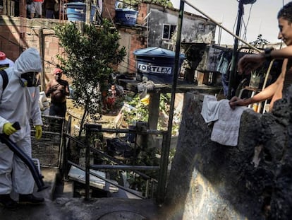 Residentes de una favela de Río de Janeiro desinfectan los espacios públicos.