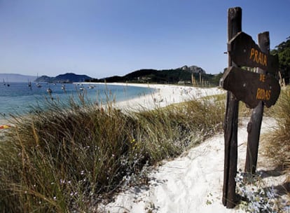 Entrada a la playa de Rodas, en las islas Cíes, considerada una de las mejores del mundo.