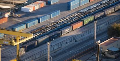 Contenedores en un tren esperando a ser enviados desde el puerto de Barcelona.