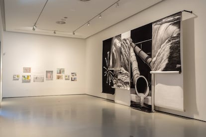Vista de la exposición en el CAB, con una obra de Raúl Artiles, a la derecha.