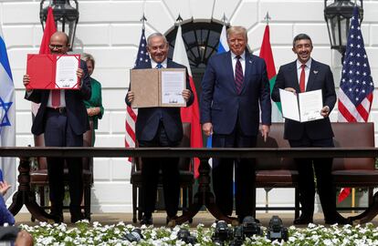 Los firmantes del tratado, en la Casa Blanca junto a Donald Trump.