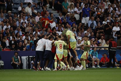 La selección española celebra el cuarto gol, marcado por Sergio Camello.