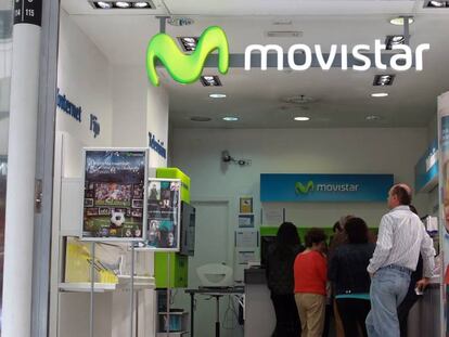 Varios clientes, en una tienda de Movistar.