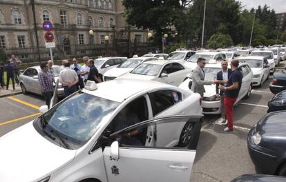 En la imagen, concentración de taxistas para protestar por las prácticas de Uber y Cabify. EFE/Archivo