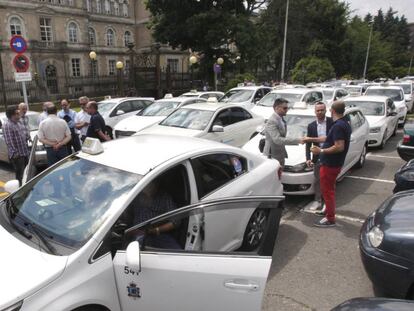 En la imagen, concentración de taxistas para protestar por las prácticas de Uber y Cabify. EFE/Archivo