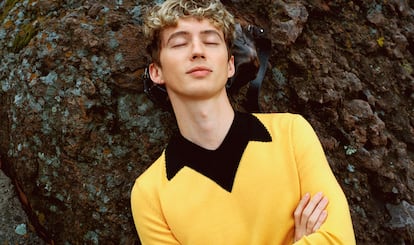 El cantante australiano luce la colección de primavera-verano 2025 de Prada, firma con la que colabora.
