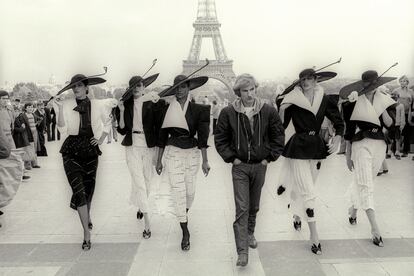 El diseñador fotografiado en París en 1979, con algunas de sus creaciones.
