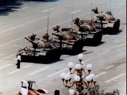 Un manifestante antigubernamental frente a una columna de tanques en la plaza de Tiananmen en Pekín en 1989.