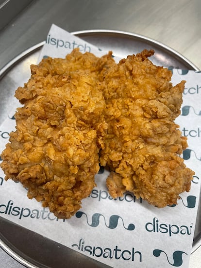 Dejar  reposar la carne un mínimo de 24 horas en marinado de buttermilk es uno de los secretos del crujiente pollo frito de Dispatch, en Madrid.