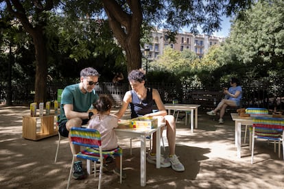 A family plays in the Plaza de la Sagrada Familia in Barcelona this Saturday, in the municipal space that seeks to recover the neighborhood use of massive areas by tourism.