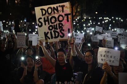 Una protesta de madres enfrente de un edificio gubernamental en Hong Kong. 