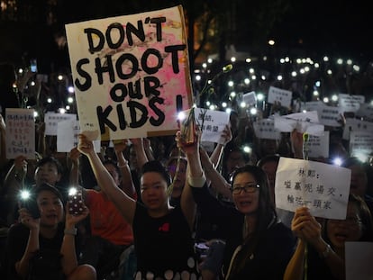 Una protesta de madres enfrente de un edificio gubernamental en Hong Kong. 