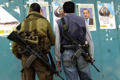 Militantes de las Brigadas de los Mártires de Al Aqsa, frente a carteles electorales en Cisjordania.