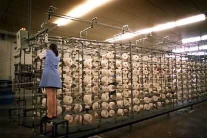 Una trabajadora de Tavex manipula bobinas de hilo en la fábrica que tiene la compañía en Valencia.