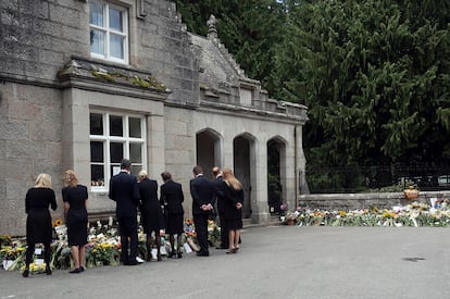 Miembros de la familia real ante los ramos de flores en homenaje a la reina a la entrada de Balmoral, este sábado. 