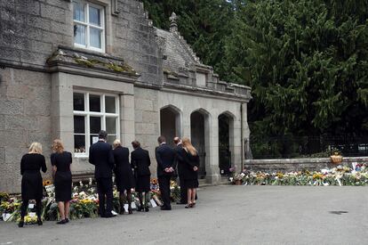 Miembros de la familia real ante los ramos de flores en homenaje a la reina a la entrada de Balmoral, este sábado.