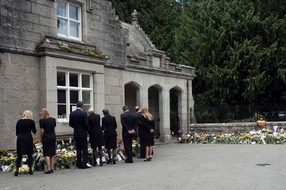 Miembros de la familia real ante los ramos de flores en homenaje a la reina a la entrada de Balmoral, este sábado. 