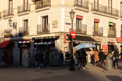 La fachada de varios comercios de la plaza de Jacinto Benavente, en el distrito Centro, el pasado 5 de febrero.