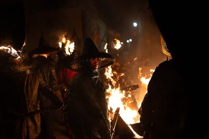 Momentos de la procesión del Vítor, con los pellejos encendidos, en las calles de Mayorga, Valladolid.