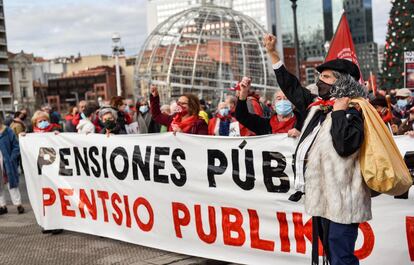 Pensionistas se manifiestan en las calles de Bilbao.