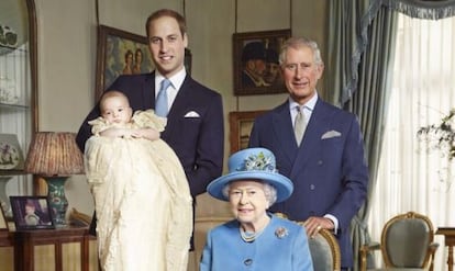 El pasado 23 de octubre, la reina Isabel posó, con motivo del bautizó de su biznieto Jorge, con los tres herederos al trono. La imagen, captada por el fotógrafo Jason Bell, reunió al príncipe de Gales, a su hijo el príncipe Guillermo y al recién nacido hijo de este, el príncipe de Cambridge.