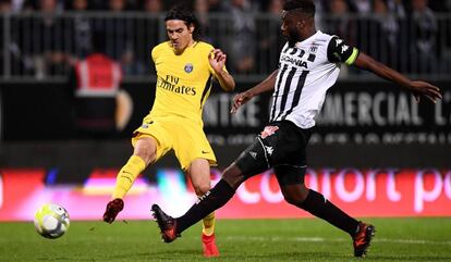 Cavani mete el 0-4 al Angers con el exterior del pie derecho.