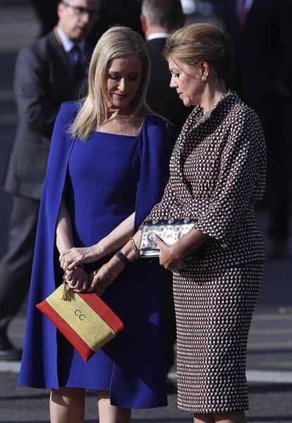 La presidenta de la Comunidad de Madrid, Cristina Cifuentes (izquierda), conversa con la ministra de Defensa, María Dolores de Cospedal, momentos antes del comienzo del desfile.