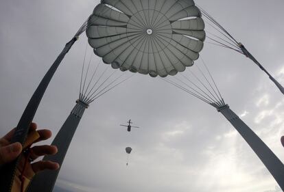 Jornada de entrenamiento de la brigada paracaidista en la base militar de Estados Unidos en Bondsteel, Kosovo. 15 de abril de 2014.