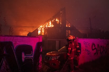 Bomberos trabajan para apagar el incendio en Viña del Mar, el 2 de febrero.