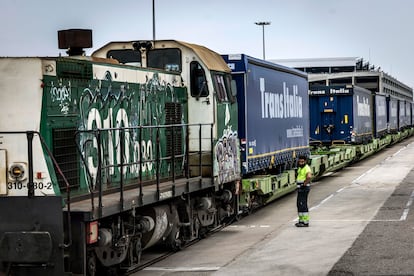Un tren procedente de Madrid llega al puerto de Valencia cargado con semirremolques de camiones. Los semirremolques procedentes de Italia bajan del buque, los colocan en fila y, gracias a los potentes brazos mecánicos de la máquina, se montan en un convoy con vagones especiales que los llevará hasta Madrid.
