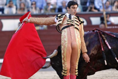 Miguel Ángel Perera torea de muleta a su primer toro.