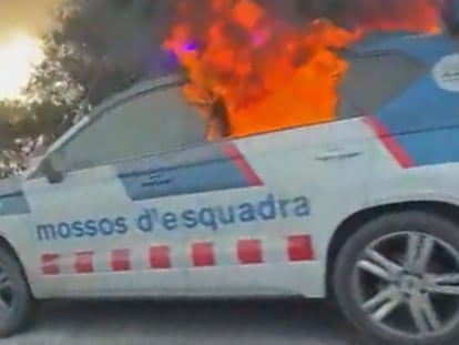 El coche incendiado en Canovelles.