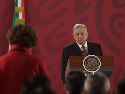 La periodista Denise Dresser (de espaldas) cuestiona a López Obrador durante su conferencia matutina del 29 de enero de 2020.