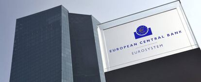 Logotipo del Banco Central Europeo (BCE) en su sede de Fráncfort, Alemania.