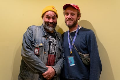 Olivier Afonso, a la izquierda, y Chico, autores del cómic 'Los Portugueses', en el festival de cómic portugués Amadora BD.