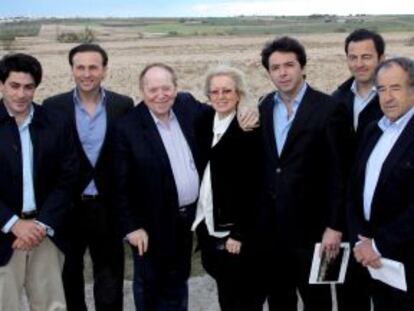 Adelson, junto al alcalde de Alcorcón, el presidente de Promomadrid y los consejeros de Transportes y Economía.