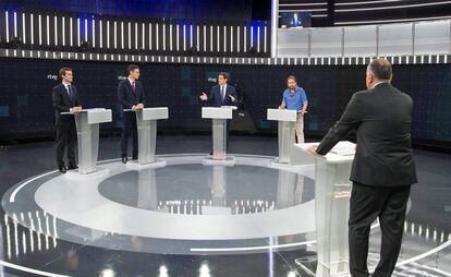 GRAF5754. MADRID, 22/04/2019.- Imagen facilitada por RTVE (i-d) de los principales candidatos a la Presidencia del Gobierno en las elecciones generales, Pablo Casado (PP), Pedro Sánchez (PSOE), Albert Rivera (Cs) y Pablo Iglesias (Unidas Podemos), en el Estudio 1 en Prado del Rey, momentos antes del comienzo del primer debate a cuatro entre los principales líderes políticos que aspiran a llegar. EFE/Raúl Tejedor. ***SOLO USO EDITORIAL***.